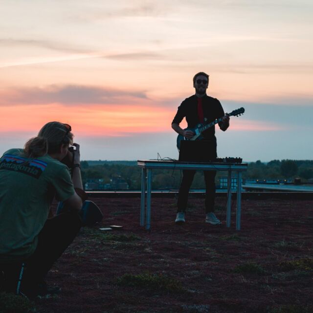 A while ago we shot a video for one of the songs by @stanistheman_ on the roof of the theatre we all work at. Captering all the sunset vibes with some great tunes! 🌅🔉 Here are some stills of that night! ✨
#livemusicvideo #nieuwegein #sunsetvibes #allthecolors #stanfolds #stills #bts 
Behind-the-scenes shot by @arunasmastwijk