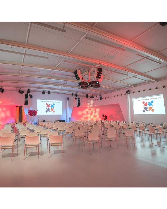Genieten, weer een live evenement fotograferen! 
@skjeugd organiseerde een hybride event voor de Dag van de Jeugdprofessional 2021. 
Honderd personen live op locatie in de Polar zaal van de Media Plaza en nog heel veel meer zijn er online aangesloten. 
📷🙏🏼

@jaarbeurs @heuvelmansoundandvision @bpsw_begeleiders_gehandicapten @psychologennip @isabelbossert @luukvduren 

#event #hybridevent #dagvandejeugdprofessional #coenhalmans #liveevent #fotografie