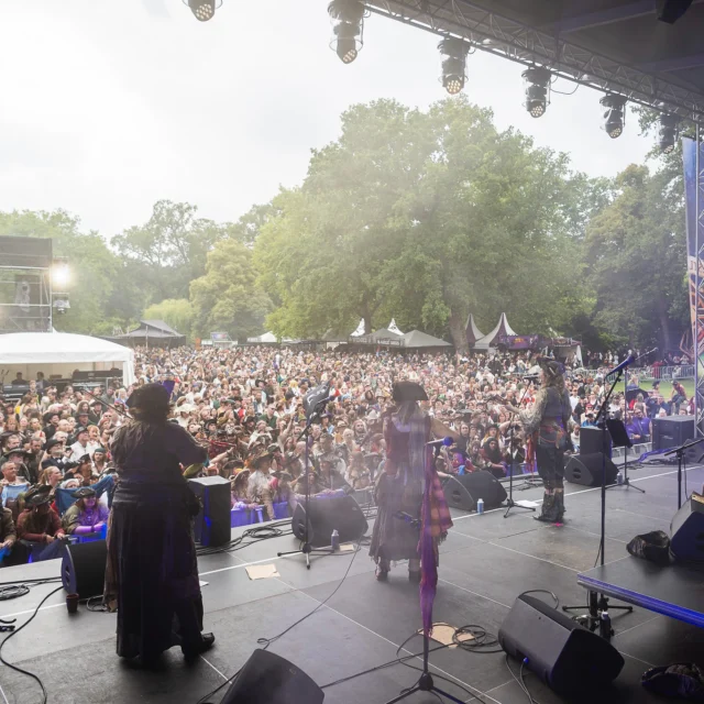From when the pirate tunes from @yebanishedprivateers met the @castlefest crowds 🏴‍☠️🏰