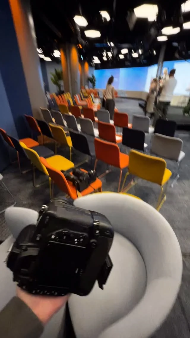 Honderd mensen, honderd ideeën over hoe het beter kan. Dit soort zalen — hier wil ik staan. 📷#duurzamedinsdag